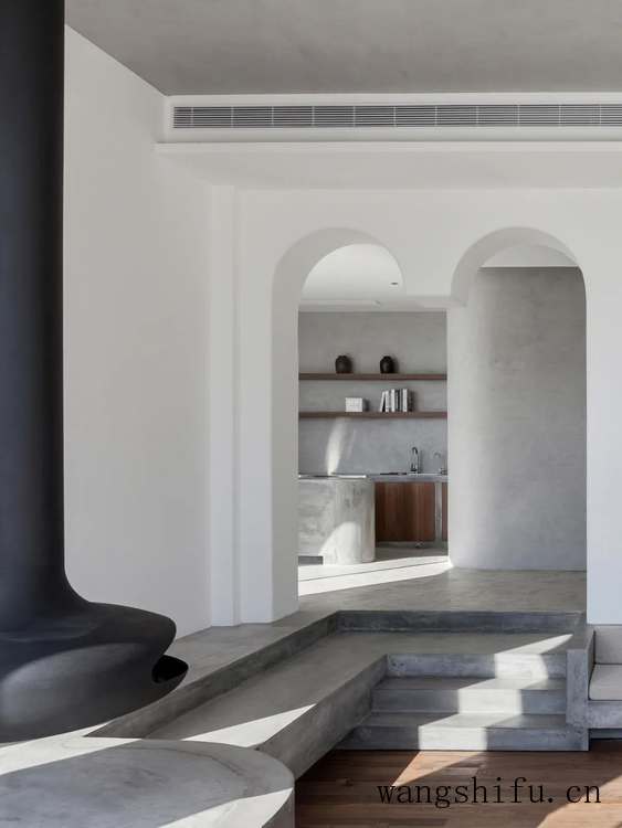 破旧老宅改造成极简海景民宿（老宅改造民宿图片）