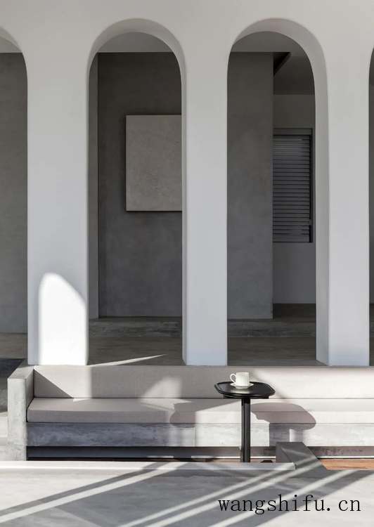 破旧老宅改造成极简海景民宿（老宅改造民宿图片）