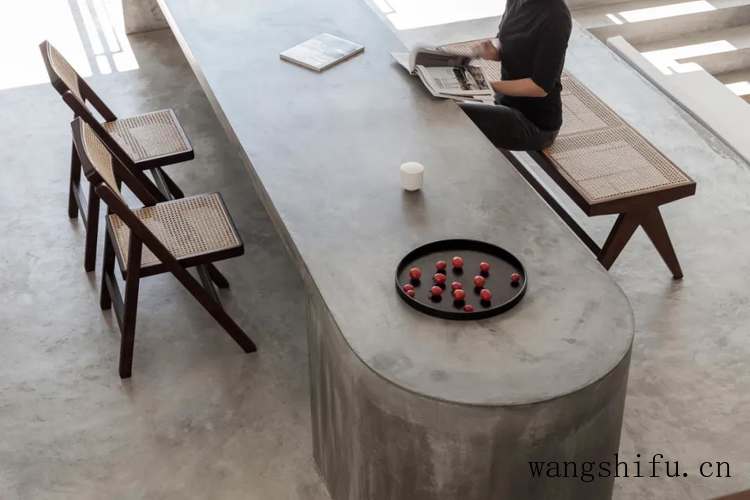 破旧老宅改造成极简海景民宿（老宅改造民宿图片）