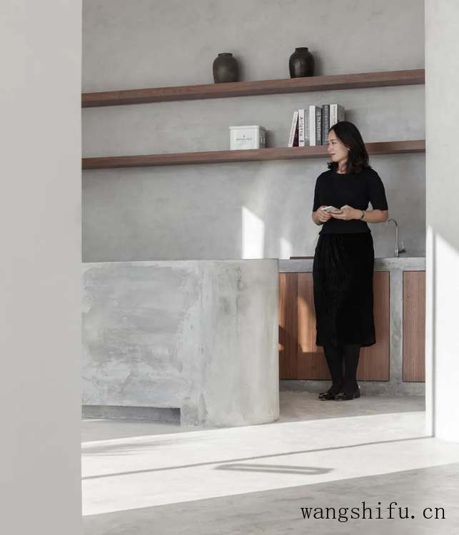 破旧老宅改造成极简海景民宿（老宅改造民宿图片）