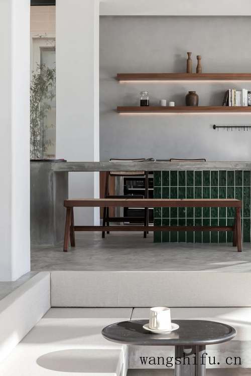 破旧老宅改造成极简海景民宿（老宅改造民宿图片）