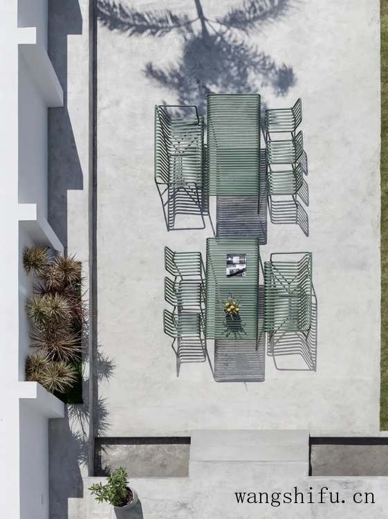 破旧老宅改造成极简海景民宿（老宅改造民宿图片）