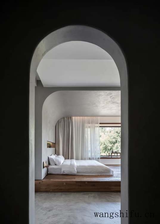 破旧老宅改造成极简海景民宿（老宅改造民宿图片）