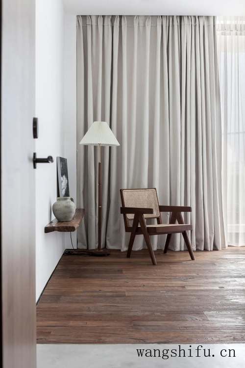 破旧老宅改造成极简海景民宿（老宅改造民宿图片）