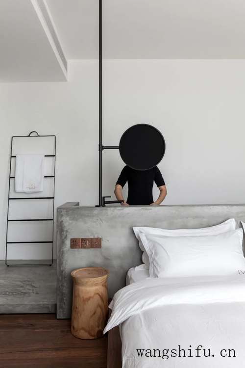 破旧老宅改造成极简海景民宿（老宅改造民宿图片）