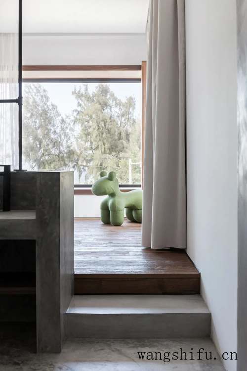 破旧老宅改造成极简海景民宿（老宅改造民宿图片）