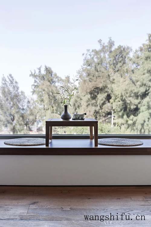 破旧老宅改造成极简海景民宿（老宅改造民宿图片）