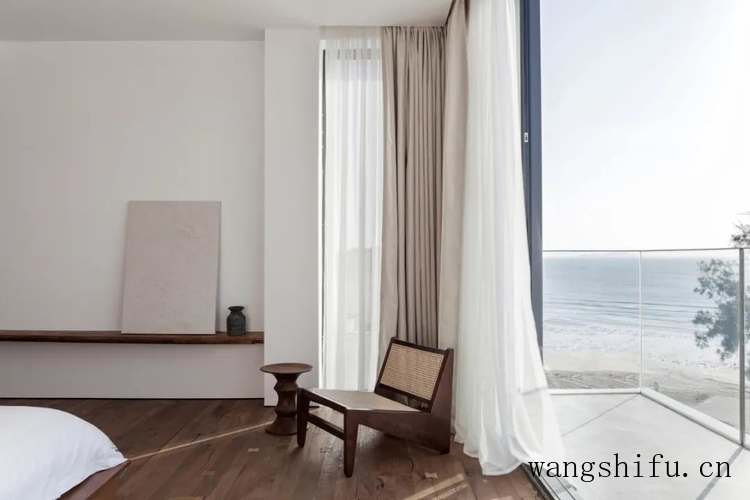 破旧老宅改造成极简海景民宿（老宅改造民宿图片）