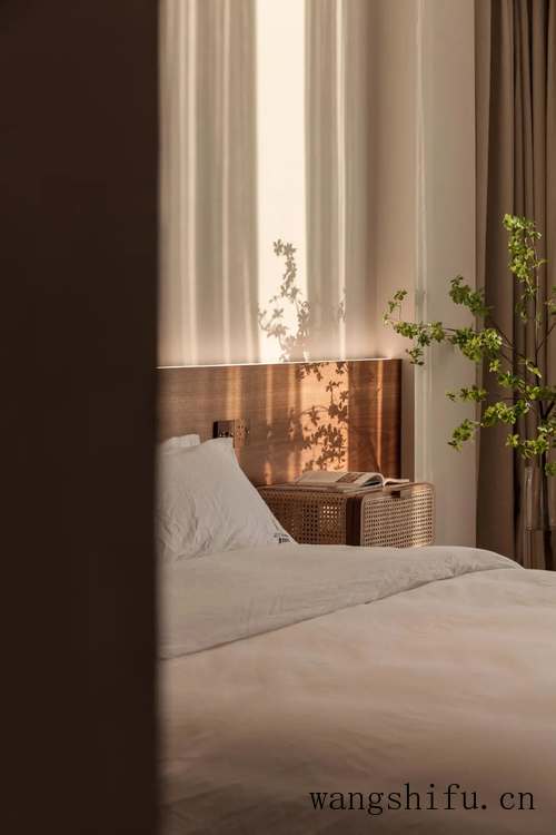 破旧老宅改造成极简海景民宿（老宅改造民宿图片）