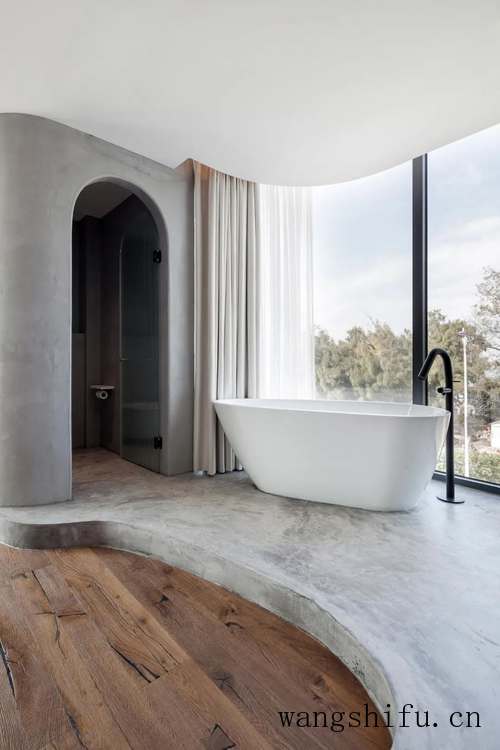 破旧老宅改造成极简海景民宿（老宅改造民宿图片）