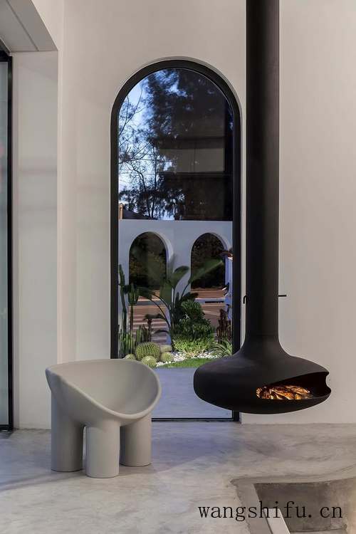 破旧老宅改造成极简海景民宿（老宅改造民宿图片）