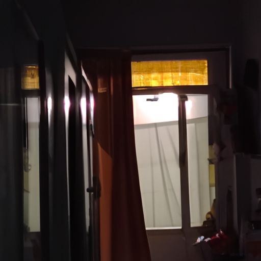 床尾对着门和对着窗哪个更不好 床尾对着门和对着窗哪个更不好